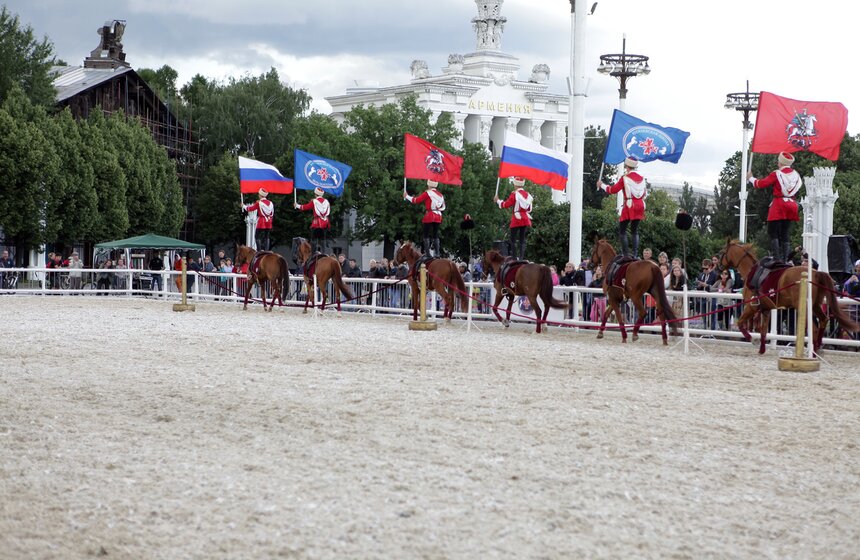 На ВДНХ выступила Кремлевская школа верховой езды 1 фото