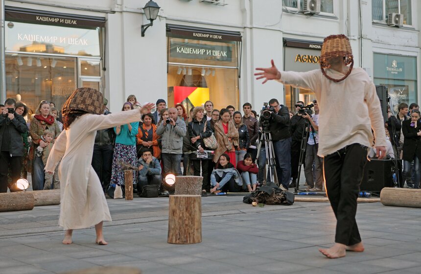 В центре Москвы прошел экологический перформанс "Лес" 13 фото