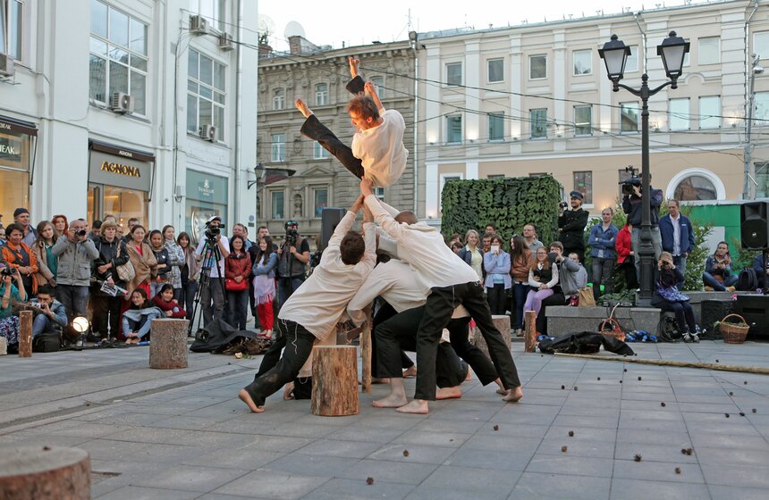 В центре Москвы прошел экологический перформанс "Лес" 15 фото