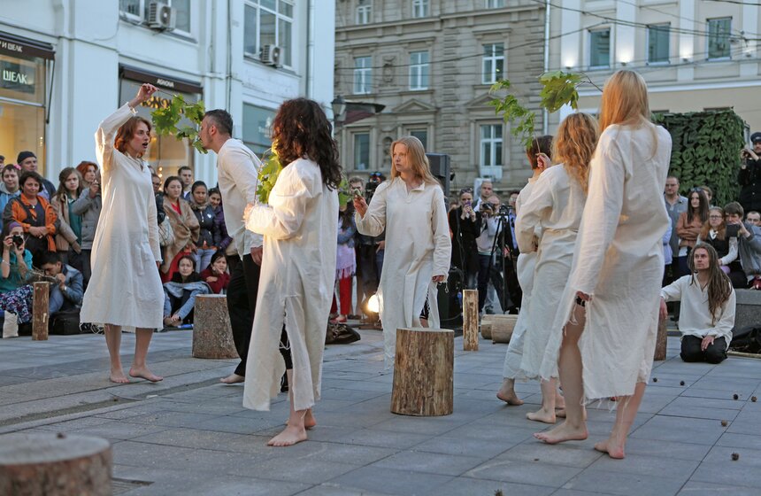 В центре Москвы прошел экологический перформанс "Лес" 17 фото