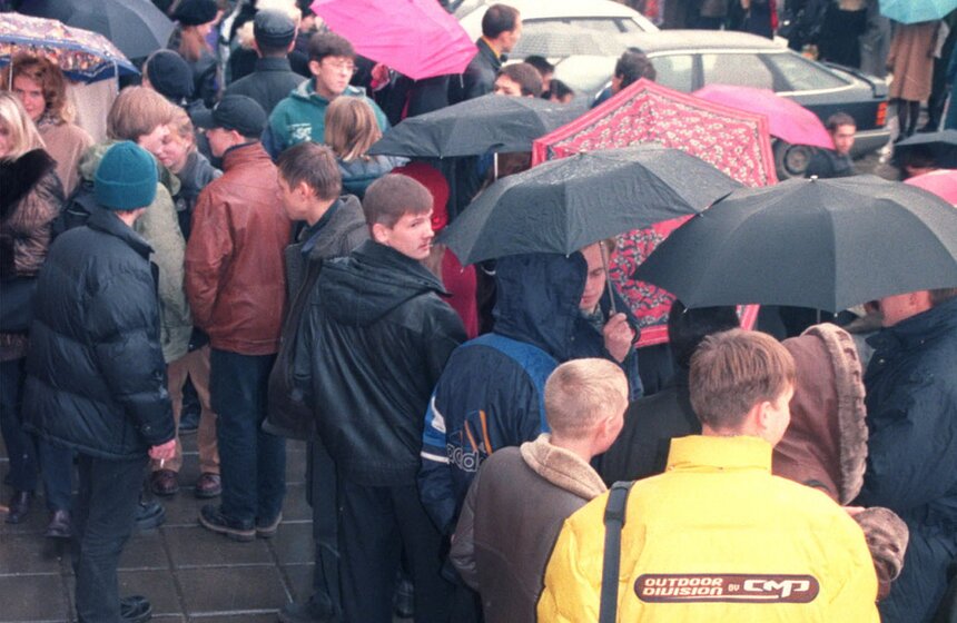 Очередь на  ярмарку молодежных вакансий "Перспектива-98", которая проходит в МДМ. 1998 год.