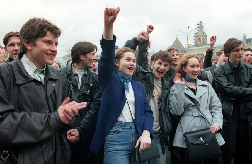 Представители нескольких московских вузов приняли участие в студенческой акции солидарности с народами Югославии, против "войны, экстремизма и нищеты". 1999 год.