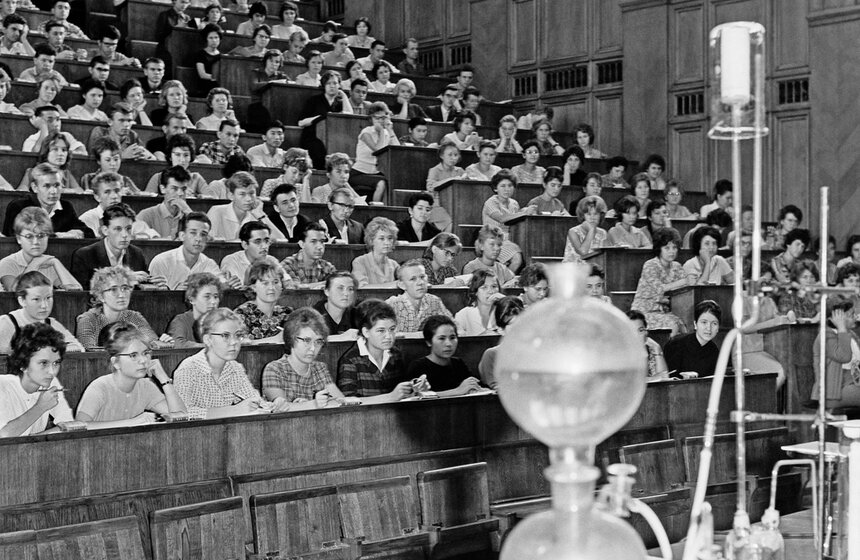 Студенты первого курса химического факультета МГУ на лекции. 1963 год.