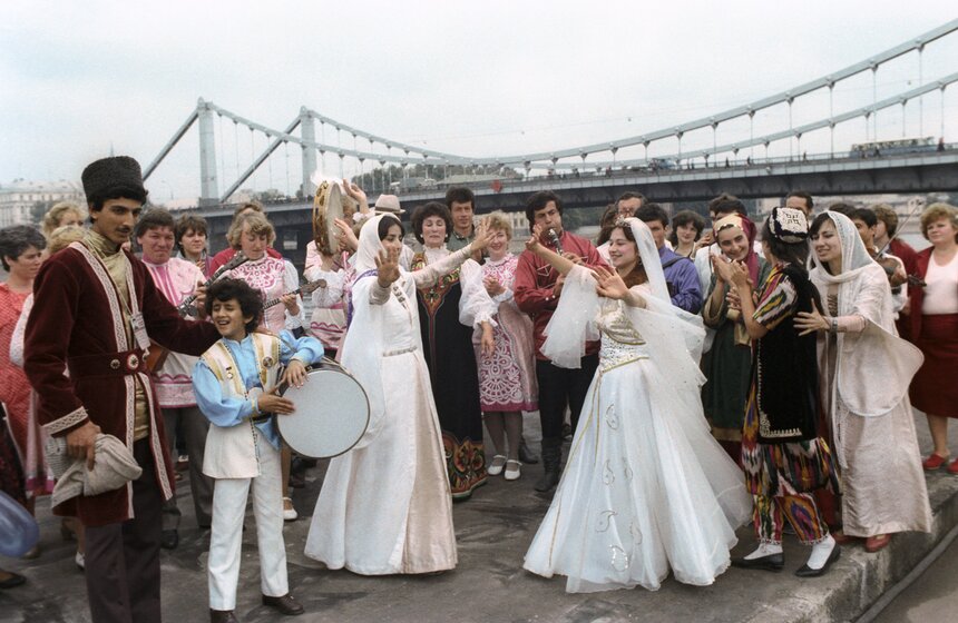 XII Всемирный фестиваль молодежи и студентов. Фольклорные и этнографические ансамбли, приехавшие в столицу из различных республик СССР, демонстрируют свое искусство в Центральном парке культуры и отдыха имени А.М. Горького. 1985 год.