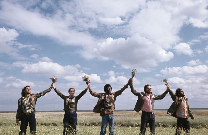 Казахская ССР. Студенты строительного отряда из московского Университета дружбы народов имени Патриса Лумумбы приехали поднимать целину. 1978 год.