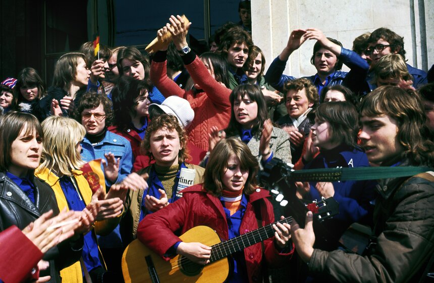 Москва. Во время первомайской демонстрации. 1976 год.