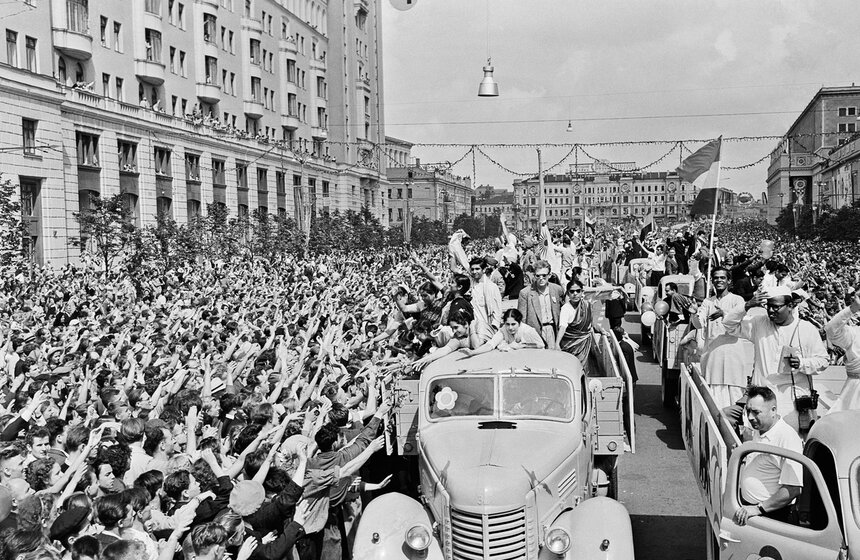VI Всемирный фестиваль молодежи и студентов в Москве. Участники направляются на открытие фестиваля в Лужники. 1957 год.
