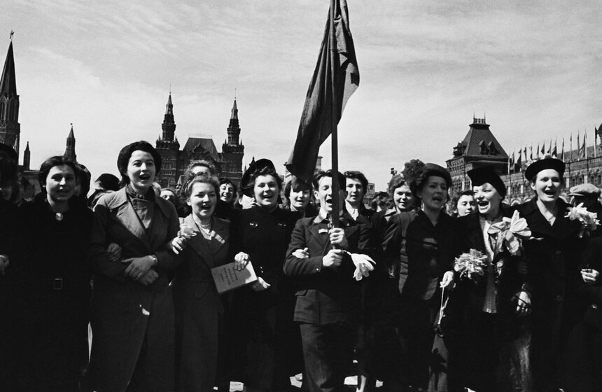Студенты Архитектурного института проходят по Красной площади в день Победы. 1945 год.
