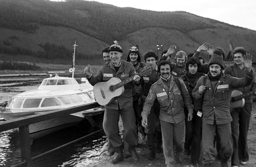 Ленинградские студенты - строители БАМа на северном побережье Байкала. 1978 год.