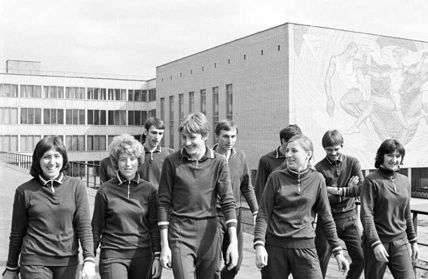 Студенты Государственного Центрального ордена Ленина института физической культуры идут на тренировку. 1975 год.