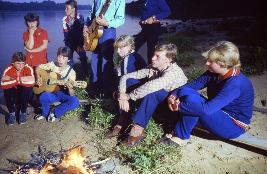Горьковская область. Дети из пионерского лагеря "Родник" у костра. 1972 год.
