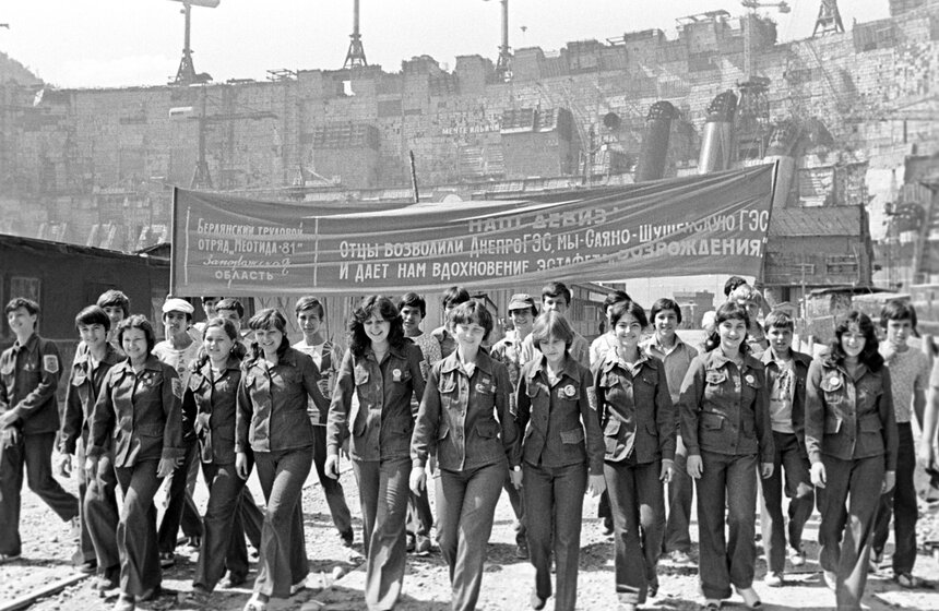 Красноярский край. Выпускники средней школы № 16 города Бердянска. прибывшие на строительство Саяно-Шушенской ГЭС в составе трудового отряда "Меотида -81". 1981 год.
