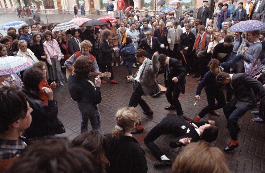 Москва. Молодежь танцует рок-н-ролл. 1988 год.