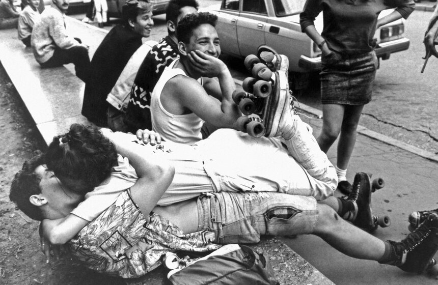 Москва. Подростки на роликовых коньках. 1990 год.