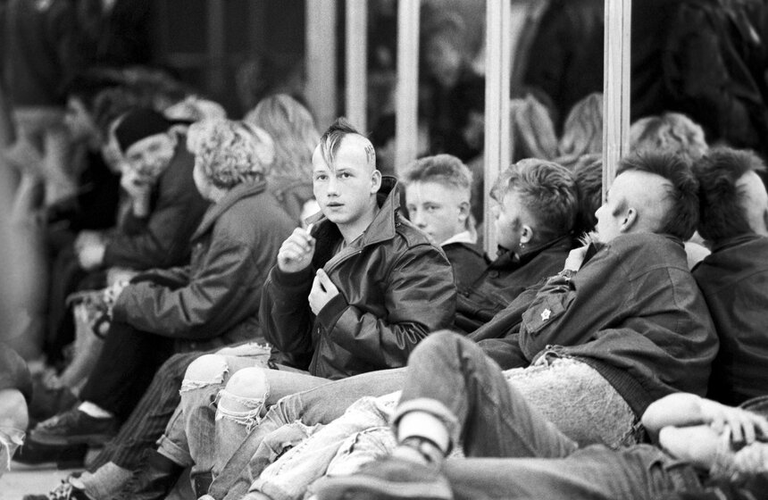 Москва. Молодежь во время благотворительной художественно-политической акции "Антиспид". 1990 год.