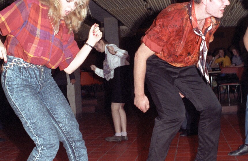 Москва. Молодые люди танцуют рок-н-ролл. 1988 год.