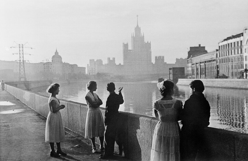 Москва. Выпускники встречают рассвет. 1958 год.