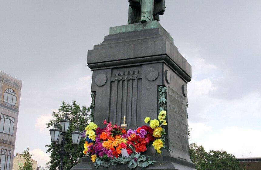 На Пушкинской площади москвичи прочитали стихи Пушкина 1 фото
