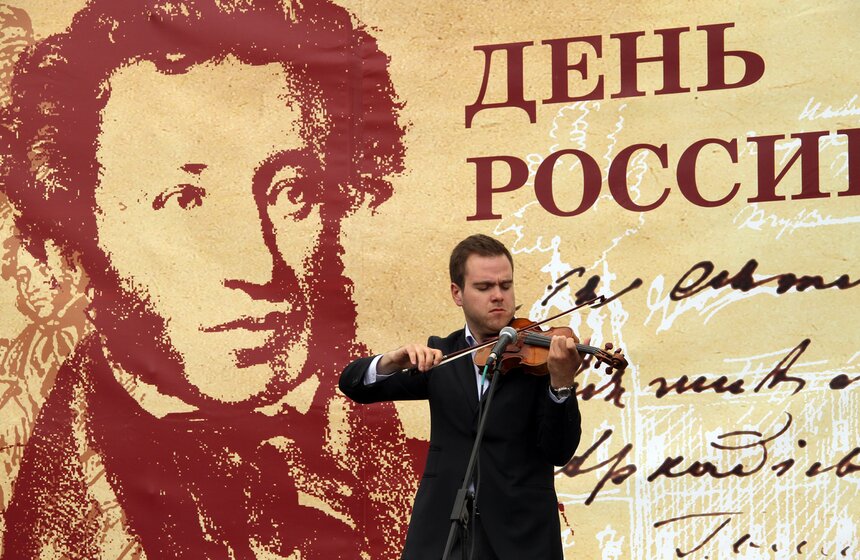 На Пушкинской площади москвичи прочитали стихи Пушкина 5 фото