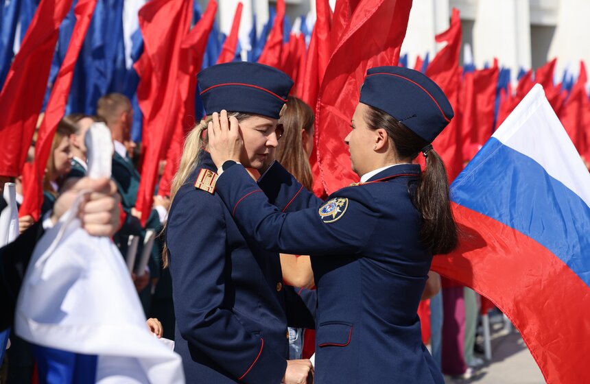 Гигантский триколор развернули на площади перед Музеем Победы в Москве 5 фото