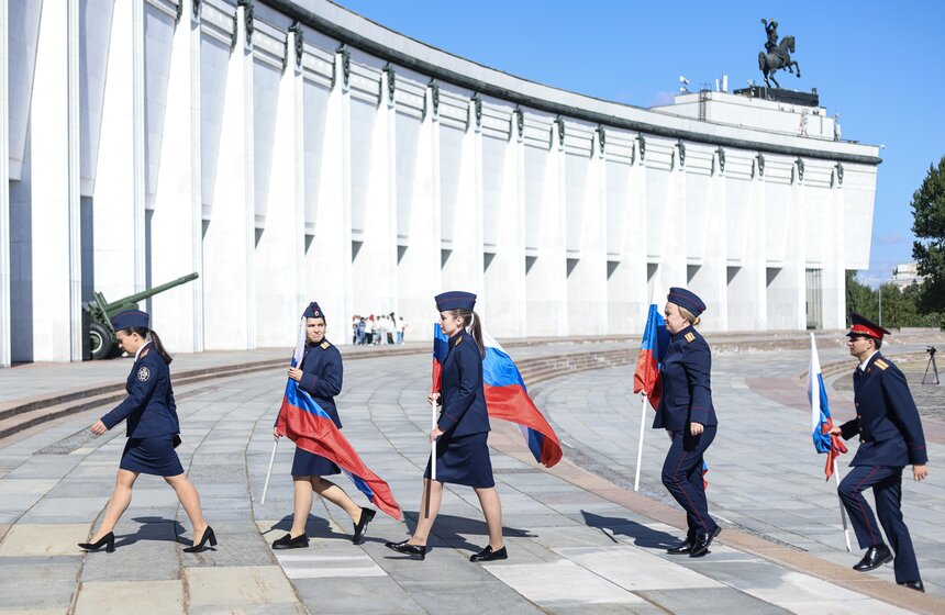 Гигантский триколор развернули на площади перед Музеем Победы в Москве 1 фото