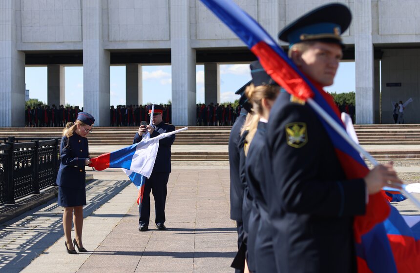 Гигантский триколор развернули на площади перед Музеем Победы в Москве 3 фото