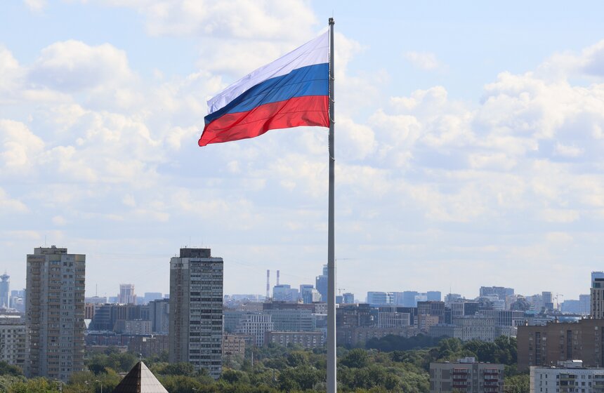 Гигантский триколор развернули на площади перед Музеем Победы в Москве 16 фото