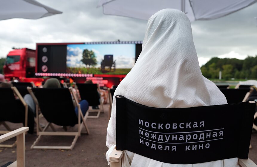 Мобильный кинотеатр покажет москвичам более 20 фильмов в парках города 12 фото