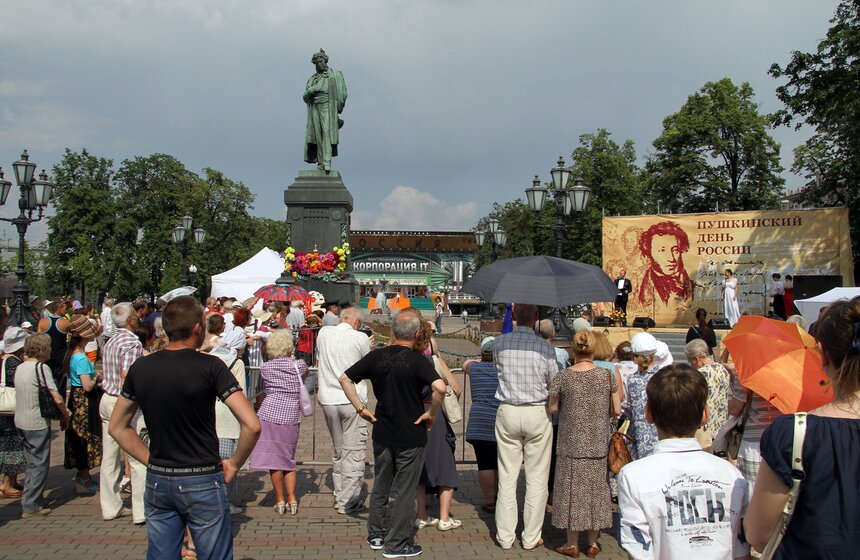 На Пушкинской площади москвичи прочитали стихи Пушкина 16 фото