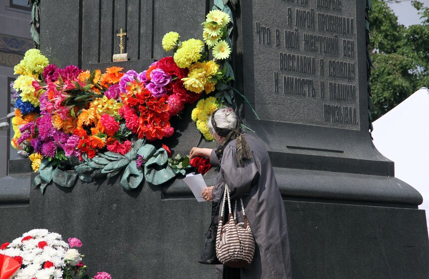 На Пушкинской площади москвичи прочитали стихи Пушкина 12 фото