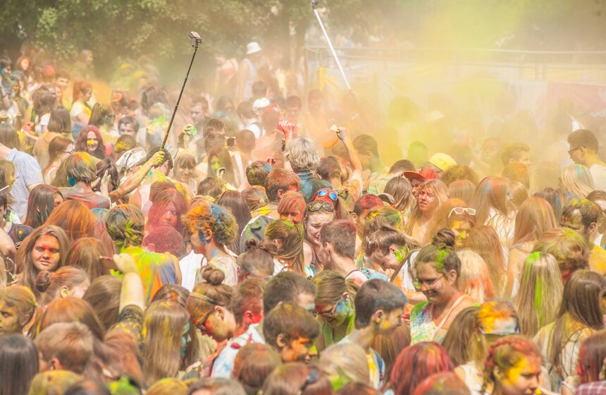 Фестиваль индийских красок Холи прошел в "Лужниках" 1 фото