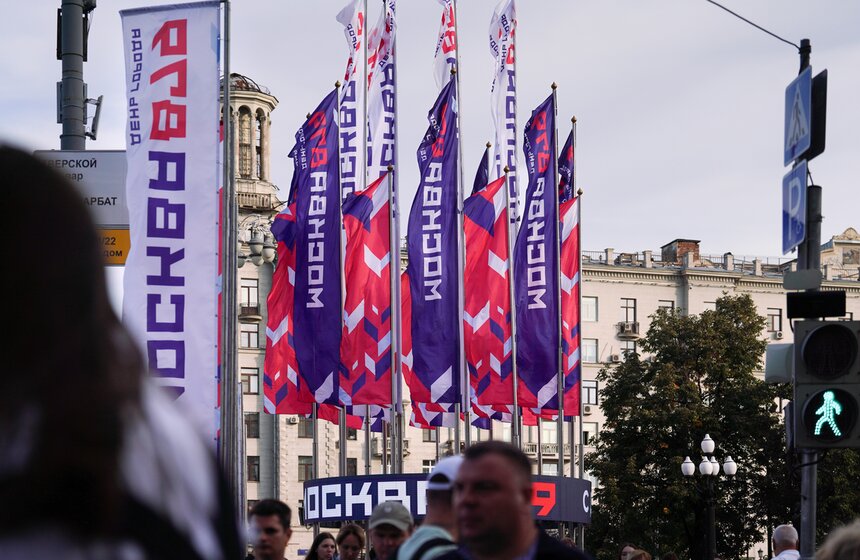 Более 3,5 тысячи декоративных конструкций и флагов появятся в Москве ко Дню города 8 фото