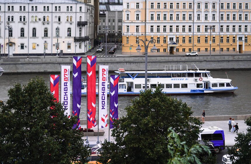 Более 3,5 тысячи декоративных конструкций и флагов появятся в Москве ко Дню города 14 фото