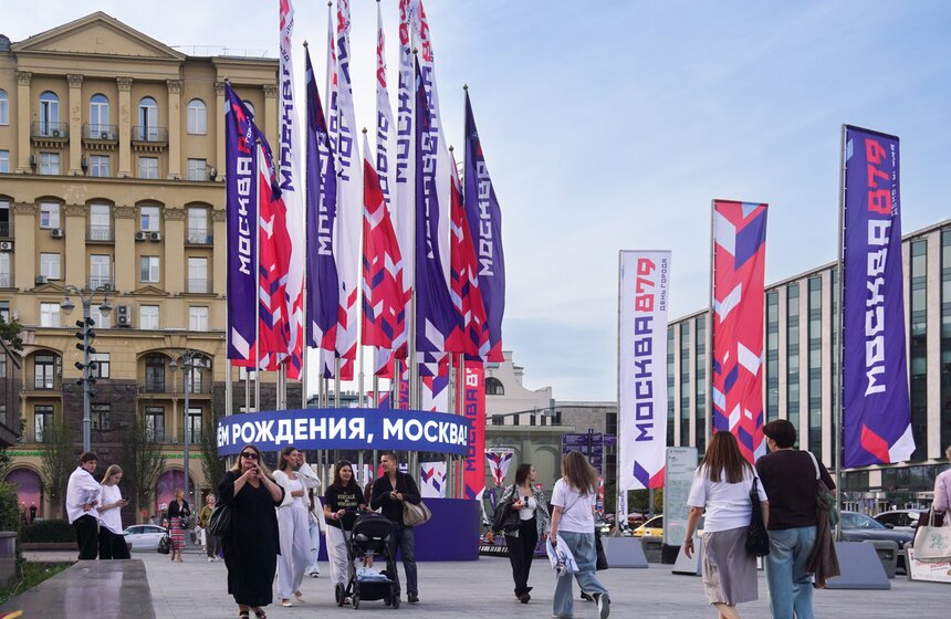 Более 3,5 тысячи декоративных конструкций и флагов появятся в Москве ко Дню города 6 фото