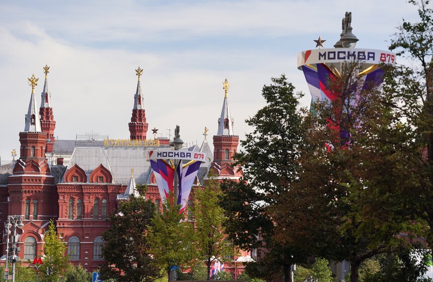 Более 3,5 тысячи декоративных конструкций и флагов появятся в Москве ко Дню города 2 фото