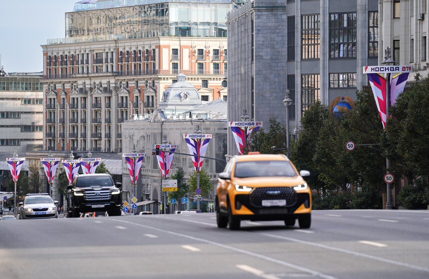 Более 3,5 тысячи декоративных конструкций и флагов появятся в Москве ко Дню города 4 фото