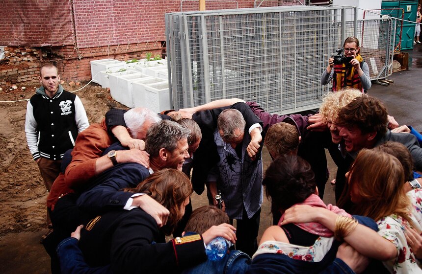 В саду "Эрмитаж" прошло дизайнерское парк-шоу 6 мастеров моды 16 фото