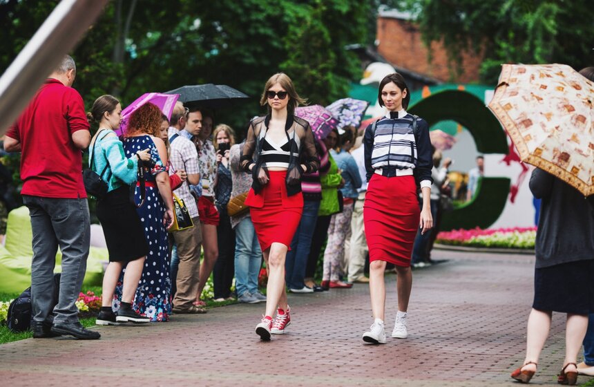 В саду "Эрмитаж" прошло дизайнерское парк-шоу 6 мастеров моды 5 фото