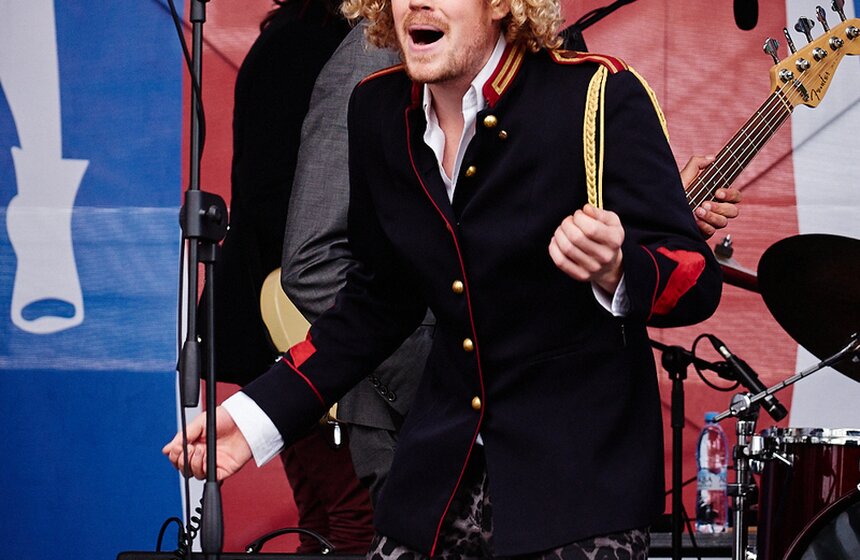 В саду "Эрмитаж" прошло дизайнерское парк-шоу 6 мастеров моды 12 фото