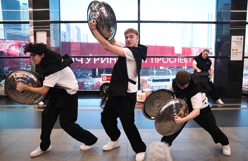 Барабанщики Vasiliev Groove устроили шоу в московском метро 17 фото