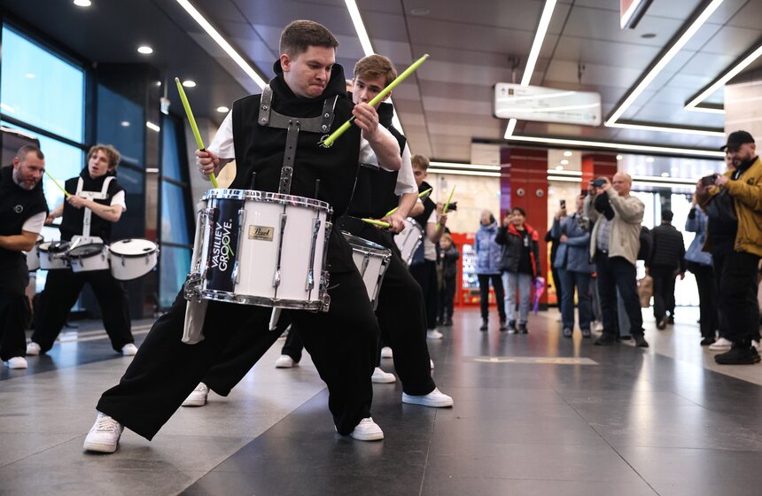 Барабанщики Vasiliev Groove устроили шоу в московском метро 7 фото