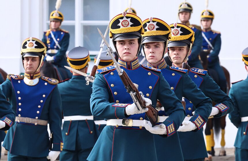 Последняя в 2026 году церемония развода караулов прошла в Кремле 10 фото
