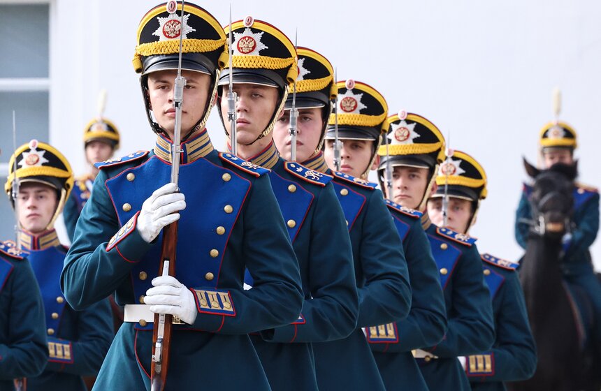 Последняя в 2026 году церемония развода караулов прошла в Кремле 17 фото