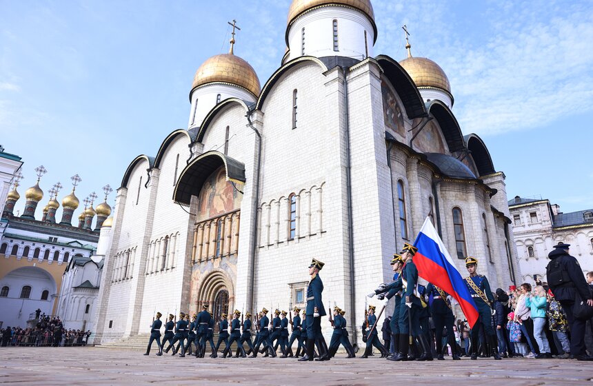 Последняя в 2026 году церемония развода караулов прошла в Кремле 1 фото