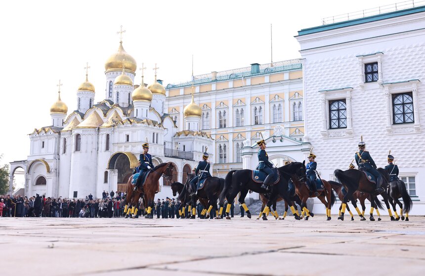 Последняя в 2026 году церемония развода караулов прошла в Кремле 19 фото