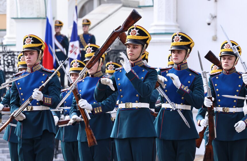 Последняя в 2026 году церемония развода караулов прошла в Кремле 15 фото