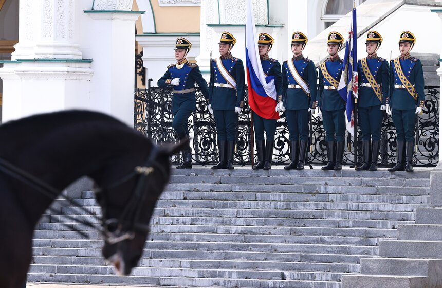 Последняя в 2026 году церемония развода караулов прошла в Кремле 6 фото