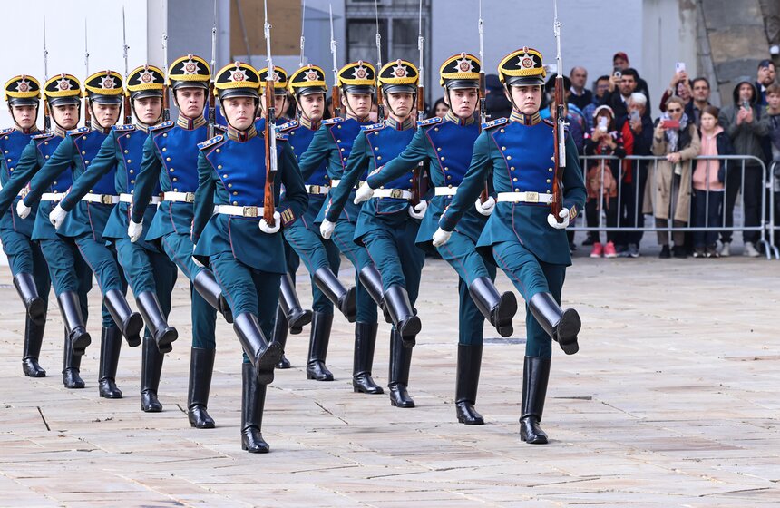 Последняя в 2026 году церемония развода караулов прошла в Кремле 7 фото