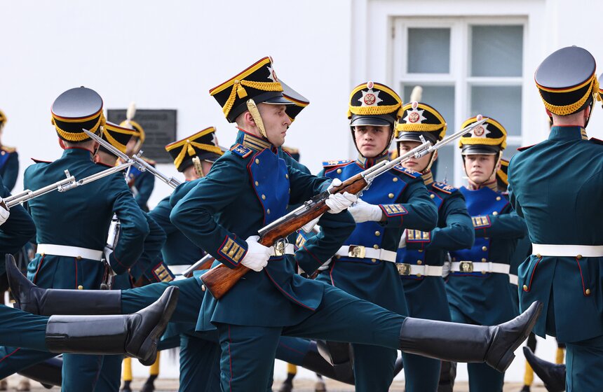 Последняя в 2026 году церемония развода караулов прошла в Кремле 13 фото