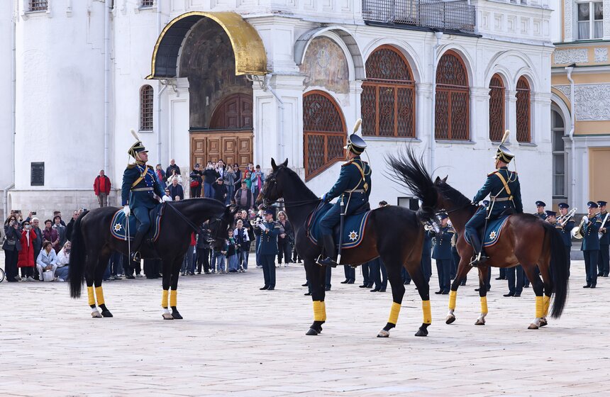 Последняя в 2026 году церемония развода караулов прошла в Кремле 4 фото